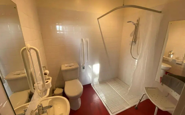 OYO Clovenfords Hotel