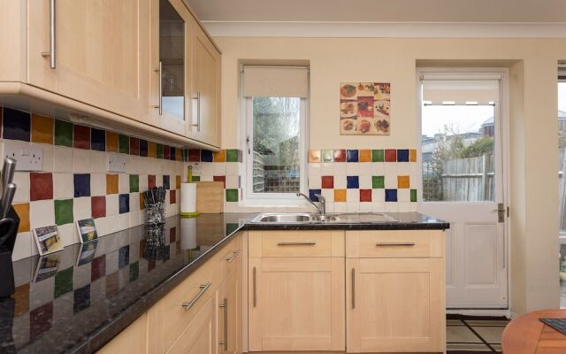 2 Bedroom House Near Wapping Station