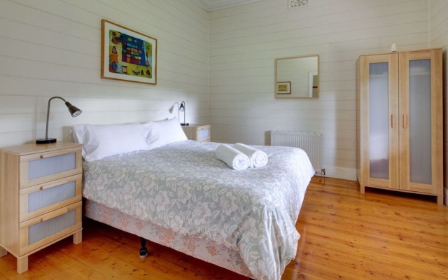 Palm Cottage - Pet Friendly Victorian Cottage – Guest Rooms – Port Fairy
