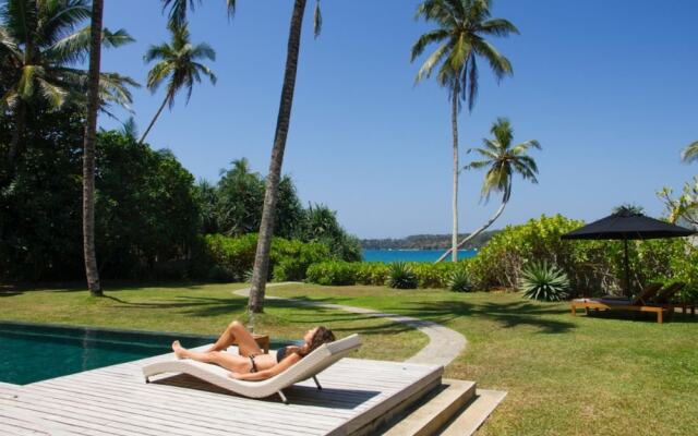Modern Beach Villa With Roof Garden