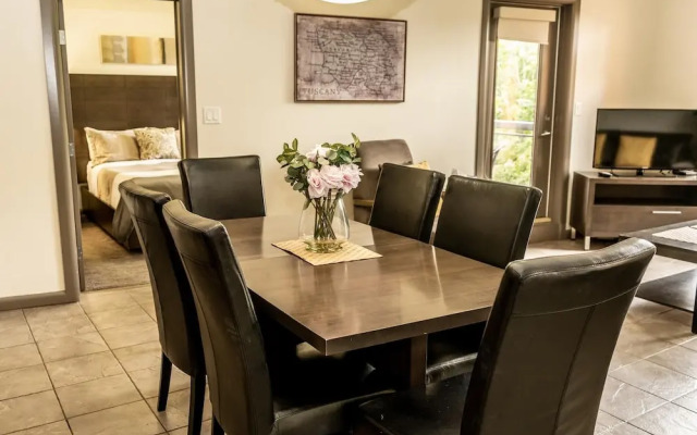 Bright Corner Apartment w/ Lake View #418