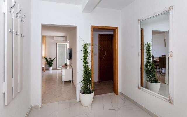 Nice Apartment in Komarna With Wifi and 3 Bedrooms