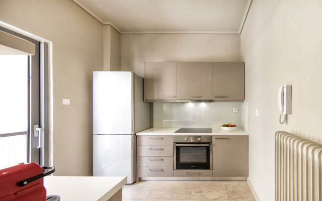 Elegant and Airy Apartment One Stop from City Center by VillaRentalsgr