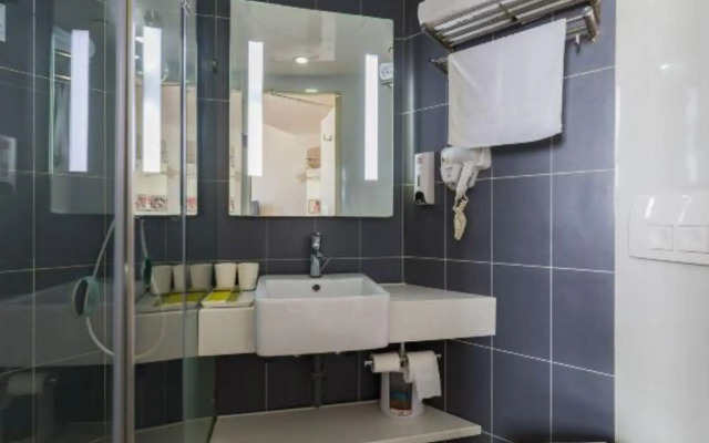 Laiya Hotel (Fengtai Railway Station Tiantan Hospital Branch)