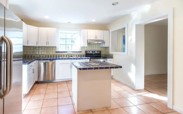 Chateau Hollywood Luxury Home & Pool near Hollywood Broadwalk