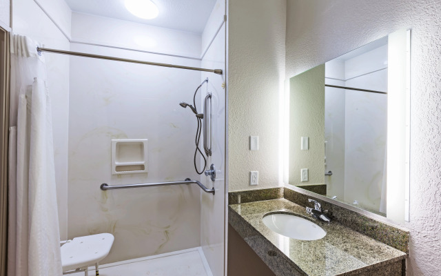 Holiday Inn Express & Suites Tulsa S Broken Arrow Hwy 51 by IHG