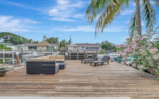Waterfront Villa Private Pool!