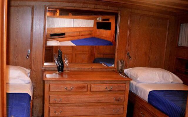 Bed & Breakfast Boat