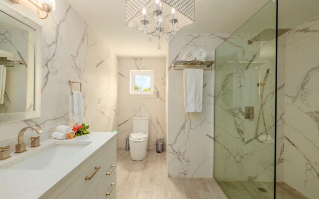 NEW Modern 3 Bedroom 10 Minute Walk to the Beach