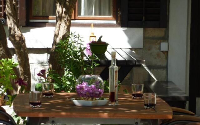 Paradise Stone Apartments