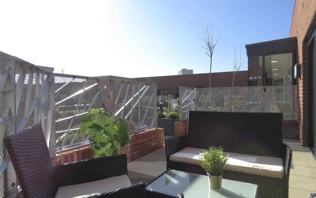 Tudors eSuites Roof Garden Penthouse with Gated Parking