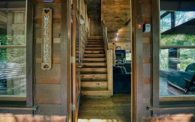 Cabin in Nature w/ Hot Tub & Games!