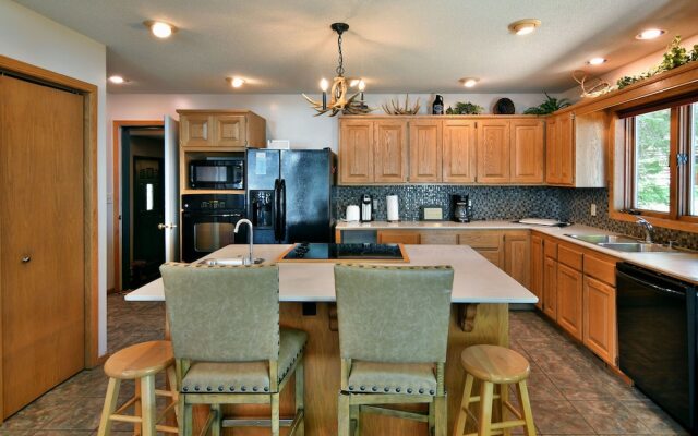 Cheif Lake Lodge 4 Bedroom Home by RedAwning