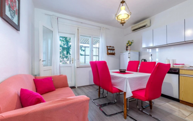 Stunning Apartment in Podstrana With 2 Bedrooms and Wifi