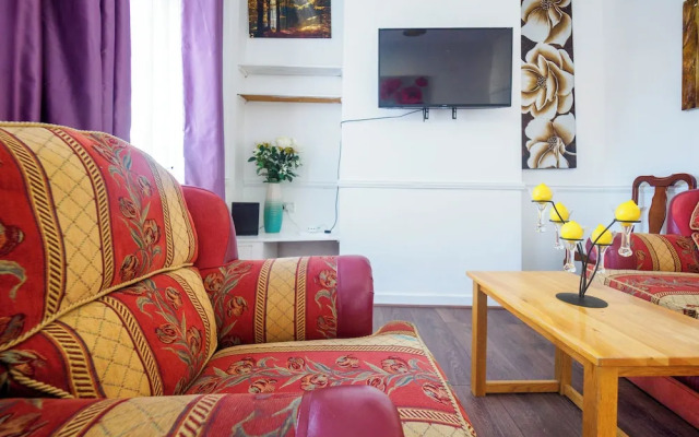 12 Cornwallis Lodge Family Room 1