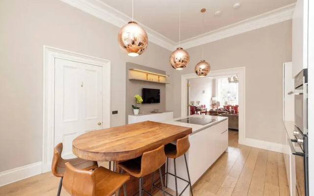 JOIVY Ultra Luxe 3BR home near Princes St