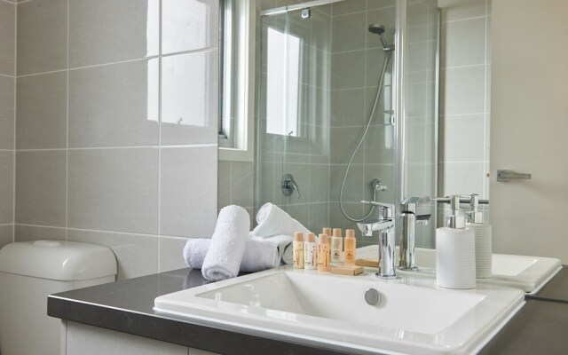 Earthy And Polished 2 Bedroom Unit In Chadstone