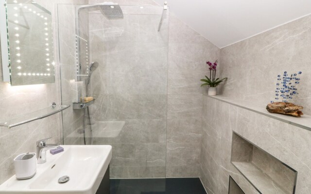 Maelog, 14 Tides Reach