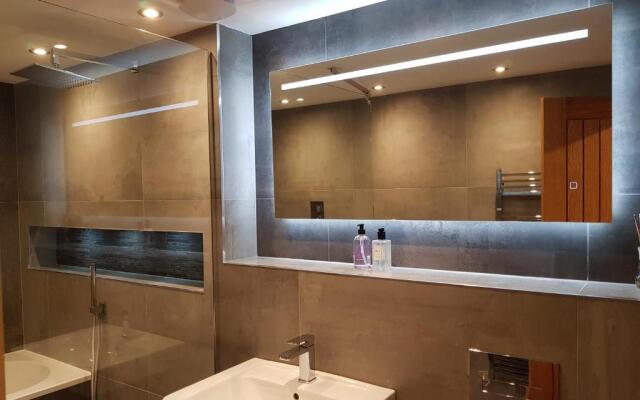 Central Windermere Luxury two bed Apartment Dog Friendly
