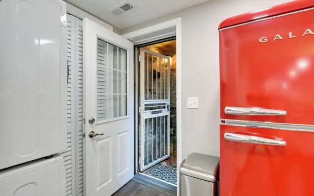 Convenient DC Studio Near Metro Stop!