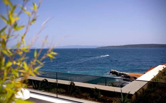 Exclusive Seafront Suites with hot tub