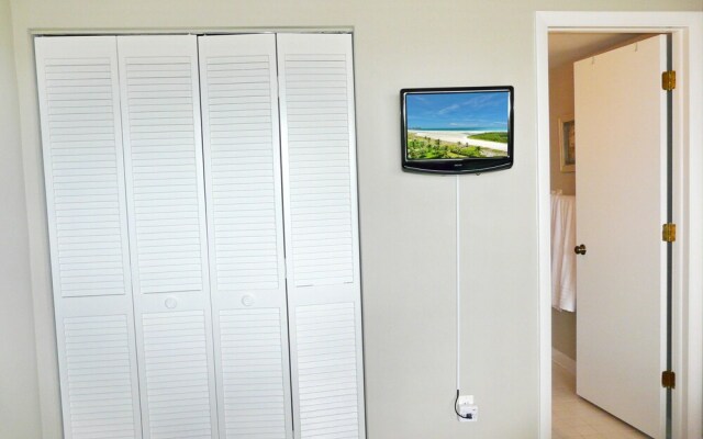 Charming Beachfront Condo With Pool, spa and Views