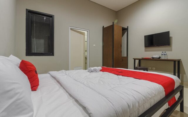 RedDoorz near Puri Indah Mall