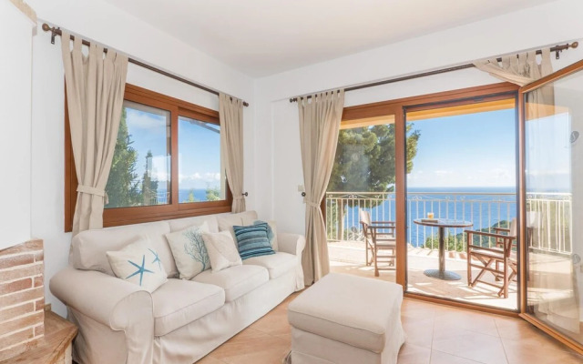Avlaki Bay House in Paxi