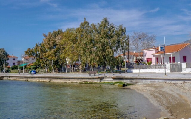 Cosy House Boat in Platanidia With Swimming Pool