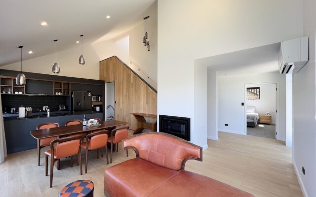 Stunning Lakeview QT Holiday House