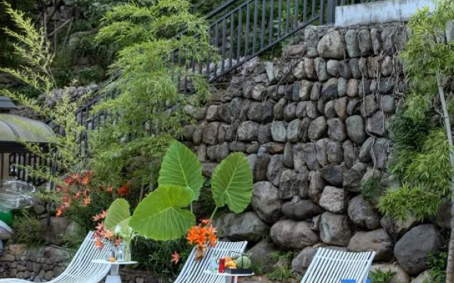 Allen's Homestay · Triscape Cloud Isle Pool & Stream Retreat