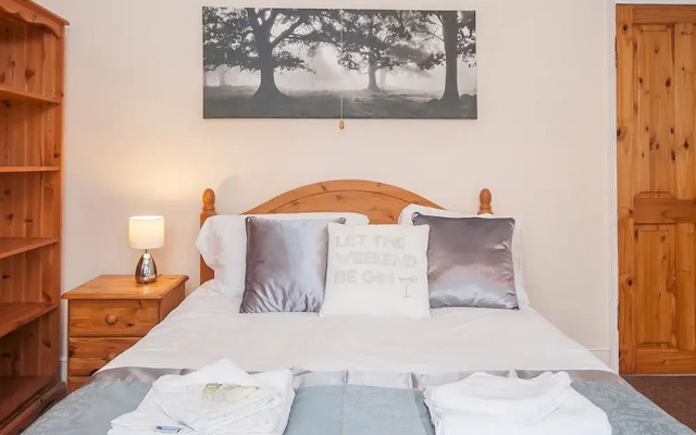 Spacious Victorian 4 bed house near Heath Hospital