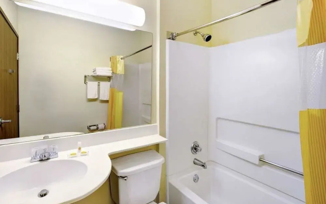 Days Inn & Suites Plano Medical Center/Dallas