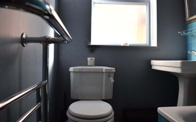 1 Bedroom Garden Flat in North West London