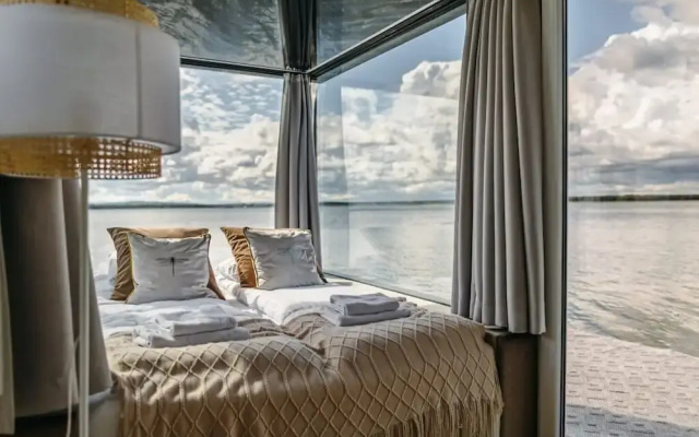 HT Houseboats