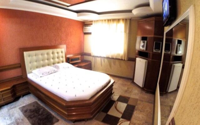 Delirius Motel - Adults Only