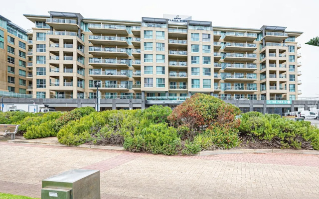 Beachfront Serenity in Glenelg