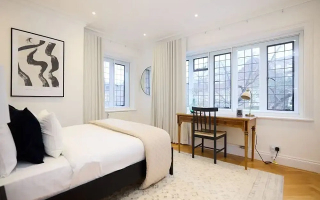 The Charm of Chelsea - Modern 4bdr With Shared Courtyard