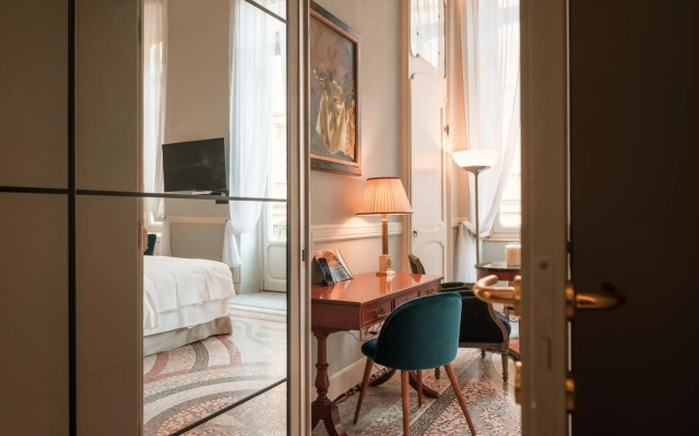Royal Palace Luxury Suites & Hotel