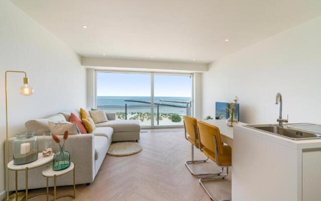 Moderne Studio Met Fantastisch Frontaal Zeezicht