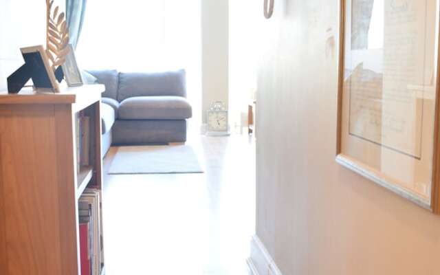 Newly Refurbished Thameside Apartment