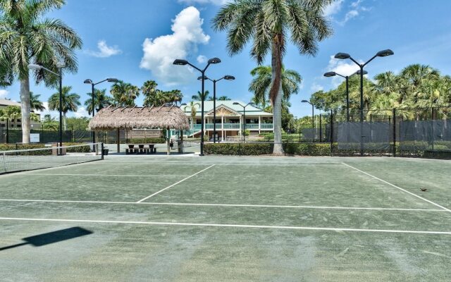 Le Monaco - Romantic 1 BR Condo Steps from 5th Ave S. Chic Coastal Retreat with King Bed and Beach Access. Perfect Location for Couples Near Dining, Shopping, and Naples Beach