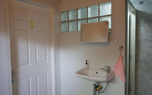 Baan Park Raak Backpacker Hostel