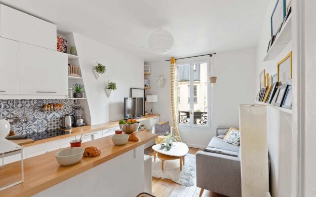 Charming Apartment For 2 In Paris