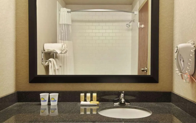 Days Inn - Regina Airport West