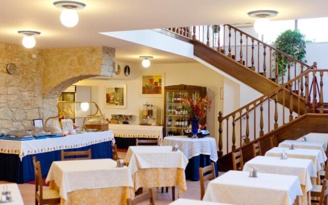 Idania Hotel