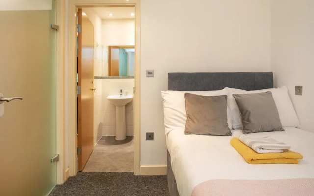Spacious 2 Bed Parking Close To Centre