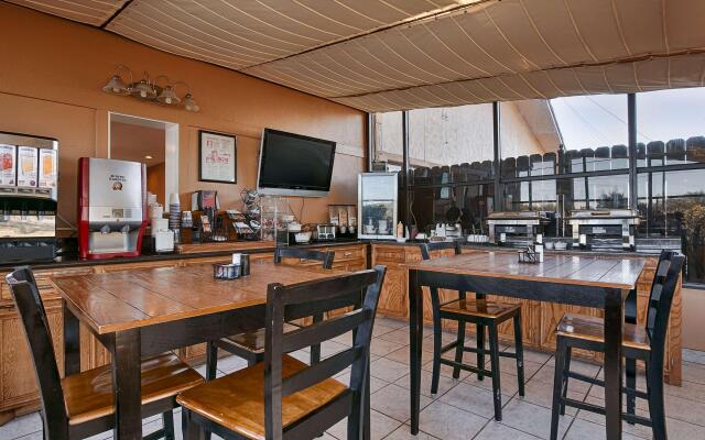Best Western Plus Lacombe Inn & Suites