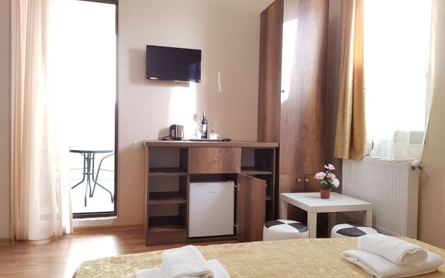 Gold Line Hotel