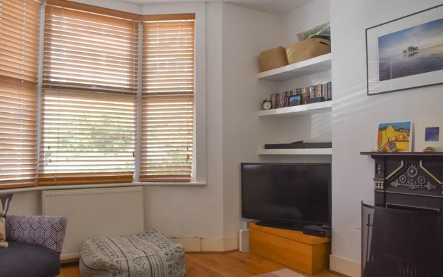 Cosy 1 Bedroom Modern Maisonette with Summertime Balcony